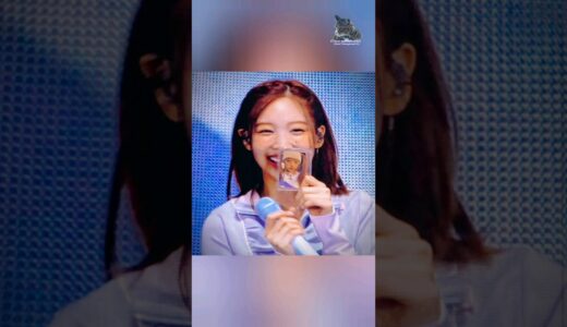Nayeon's reaction to receiving Haerin's photocard at the stage goes viral #Kpop #Shorts #Twice