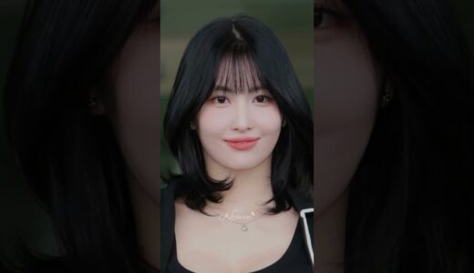 TWICE's Momo Gets a Wholesome Photobomb!